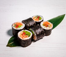 Острый ролл с лососем