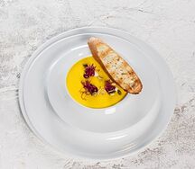 Крем-суп из тыквы с фреш-кремом и клюквой