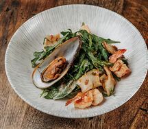 Салат тёплый с морепродуктами и авокадо