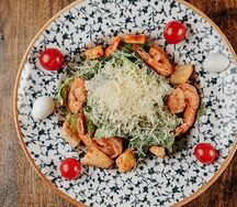 Салат Цезарь с креветками