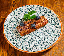 Карамельный медовик с голубикой