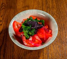 Томаты с луком с кахетинским маслом