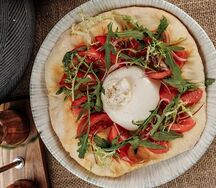 Буррата на лепешке