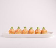 Тартар из лосося на хрустящем рисе