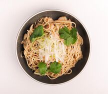 Вок лапша с креветкой, лососем и кальмаром