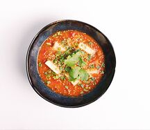 Томатный суп с жареным тофу