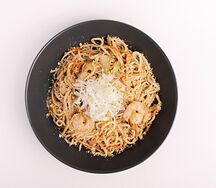 Вок-лапша с жареными креветками и арахисом