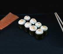 Запеченные хосомаки с лососем