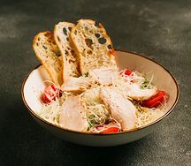Салат Цезарь с курицей