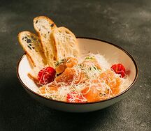 Салат Цезарь с лососем