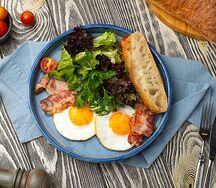 Глазунья с беконом и гренкой 