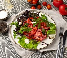 Томатный салат с моцареллой