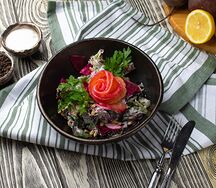 Салат с лососем слабой соли и творожным сыром