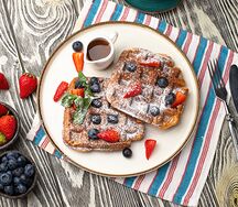 Вафли с ягодами и сиропом