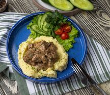 Куриная печень в сливочном соусе с картофельном пюре