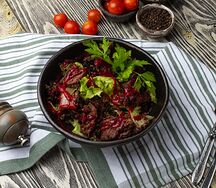 Теплый с печенью и ягодным соусом