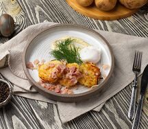 Драники с беконом и яйцом пашот