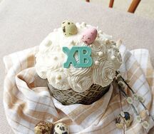 Кулич с пасхальными яйцами