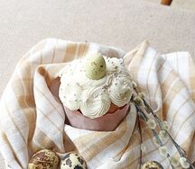 Кулич с пасхальным яйцом