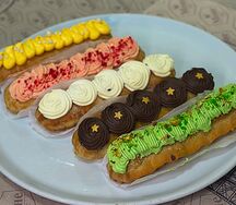 Эклер сливочный с клубникой