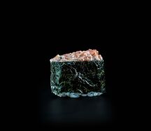 Гункан с лососем