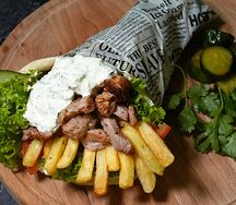 Сувлак с шашлыком из свинины подается с фри и кетчупом