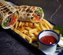 Шаурма с люля-кебабом, картофелем фри и кетчупом
