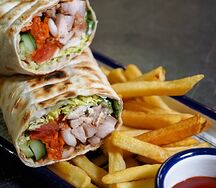 Шаурма из куриного шашлыка с картофелем фри и кетчупом