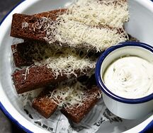 Гренки чесночные с пармезаном