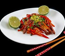 Говядина с овощами в соусе Терияки и рисом