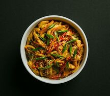 Лапша с цыпленком в соусе карри