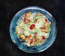 Салат Цезарь с креветками