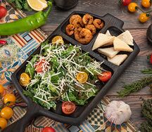 Салат Цезарь с креветками