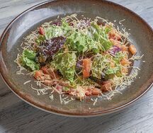 Салат цезарь с креветками