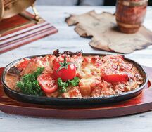 Сковородка по-домашнему с грибами и сыром