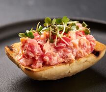Брускетта с крабом и креветками