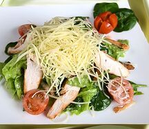 Салат со шпинатом и курицей