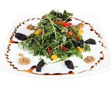 Салат Руккола с черносливом и грецкими орехами