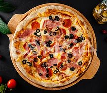Мясная с маслинами пицца большая