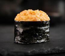 Гункан с гребешком