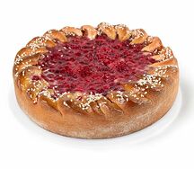 Пирог из дрожжевого теста на ряженке с брусникой и творогом