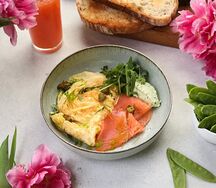 Омлет из трех яиц с копчёной форелью и творожным сыром