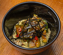 Битые огурцы на подушке из хумуса и бобов эдамамэ