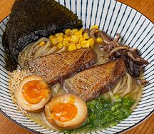 Cвинoй с грибами шиитаке и кукурузой