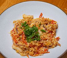 Жареный рис с курицей и соусом терияки