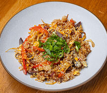 Жареный рис с говядиной и соусом таре