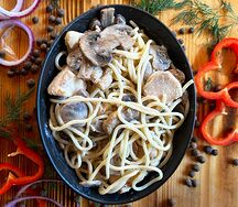 Паста с курицей и грибами в сливочном соусе