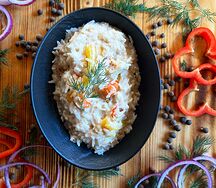 Раковые шейки с рисом в сливочном соусе