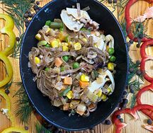 Удон с кальмаром и овощами в соусе том ям