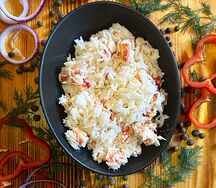Мясо королевского краба в сливочно-чесночном соусе с рисом